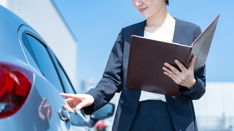 車両チェックをする女性