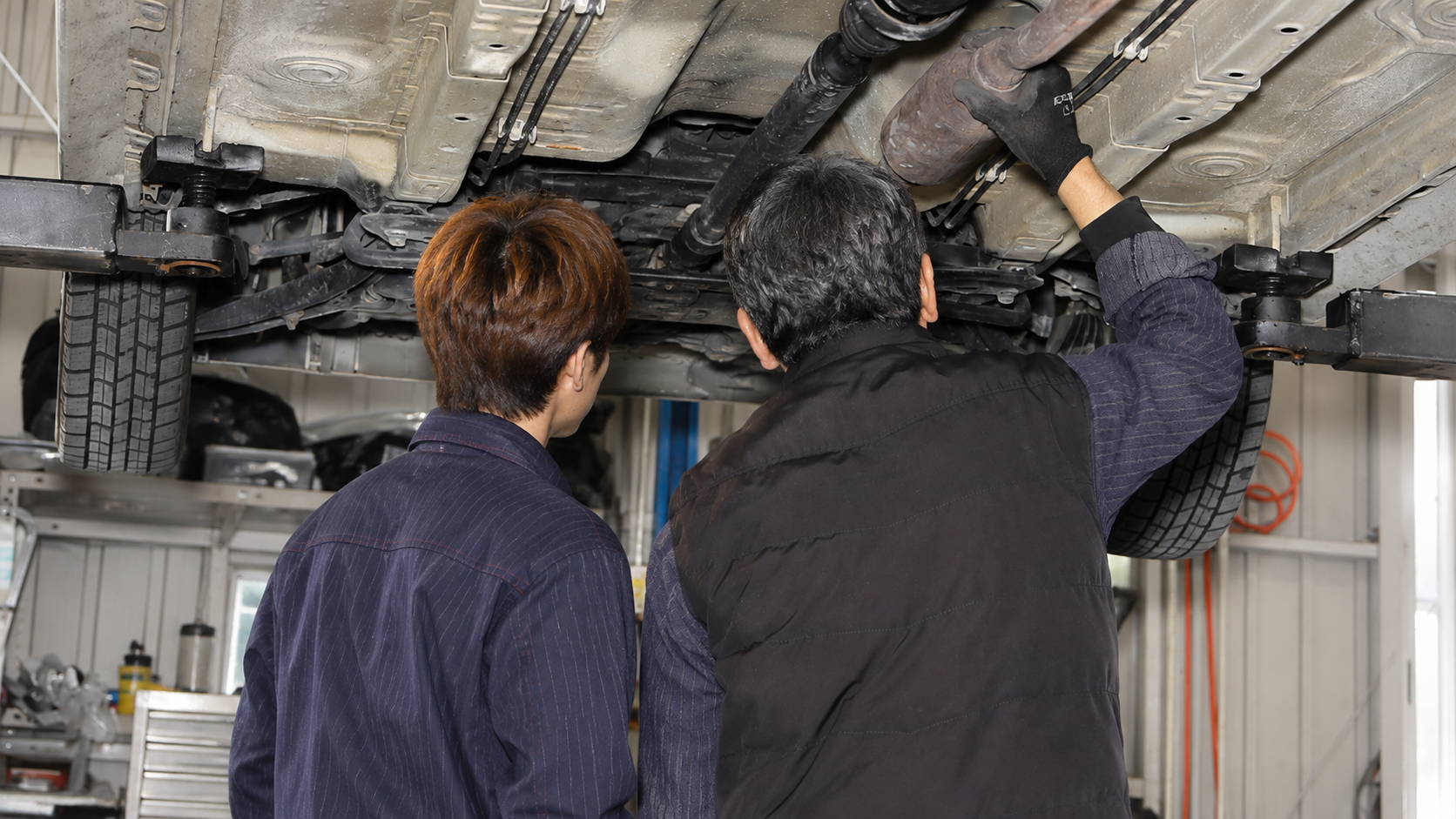 車の整備をする男性2人